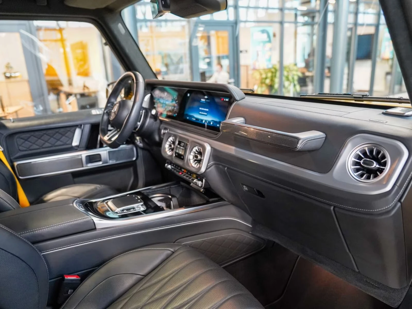 Mercedes-Benz G 63 AMG FACELIFT/ACTIVE RIDE/MANUFAKTUR/SUPERIOR/NIGHT/360, снимка 12 - Автомобили и джипове - 54038506