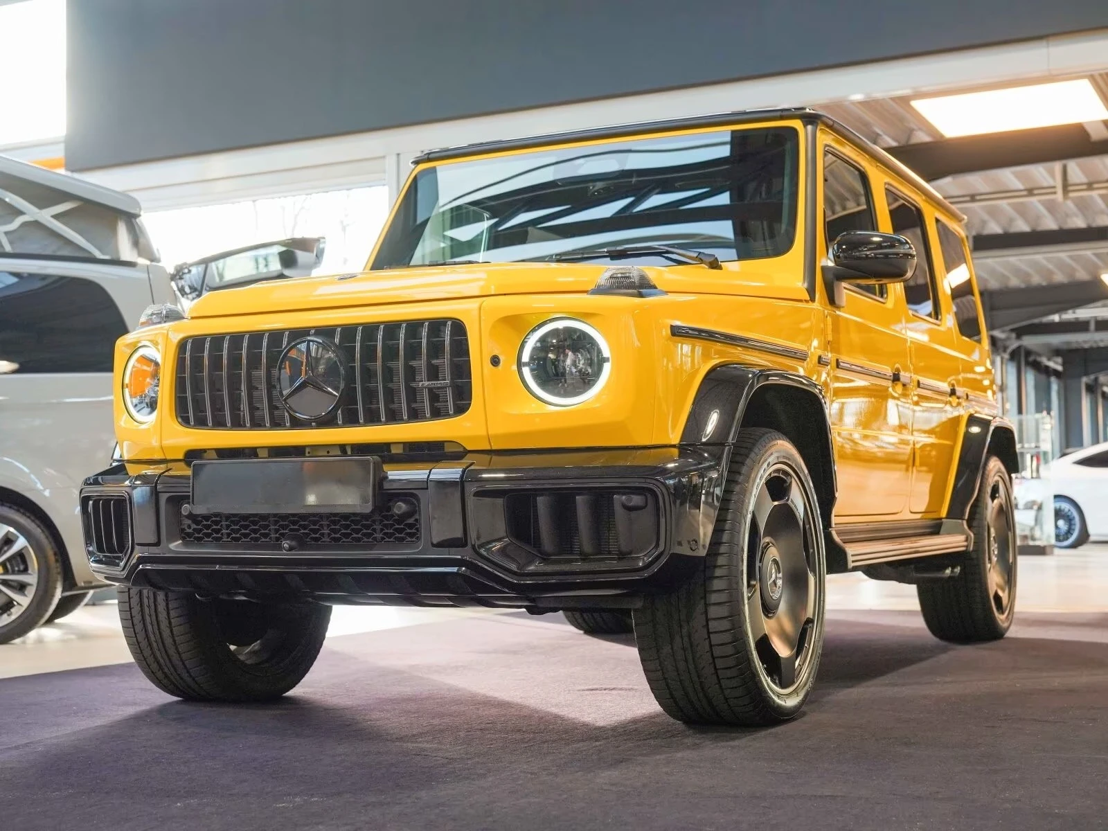 Mercedes-Benz G 63 AMG FACELIFT/ACTIVE RIDE/MANUFAKTUR/SUPERIOR/NIGHT/360, снимка 2 - Автомобили и джипове - 54038506