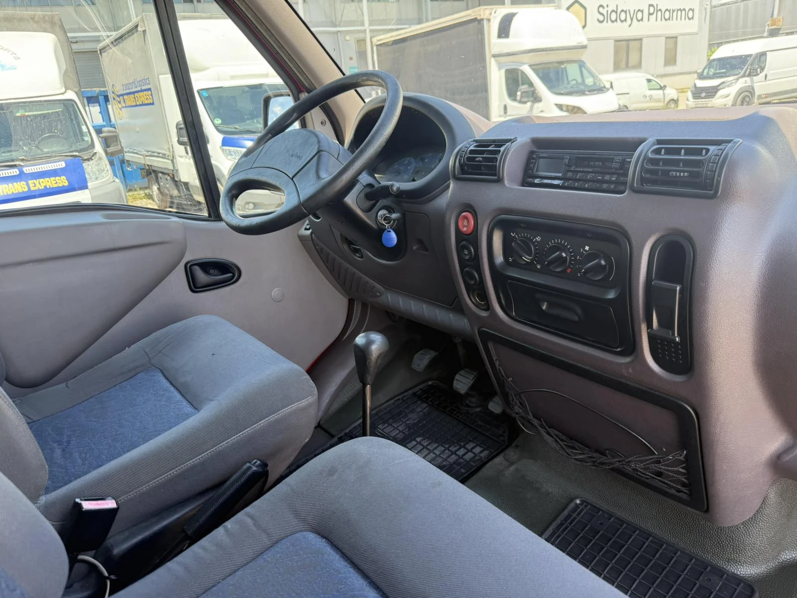 Renault Master 2.5 D, снимка 11 - Бусове и автобуси - 54944925