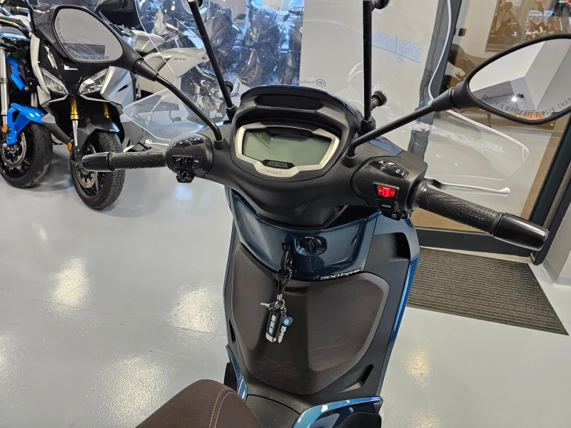 Piaggio Beverly 300 HPE, ABS-ASR, 2024г.-3836км.!, снимка 9 - Мотоциклети и мототехника - 49989103