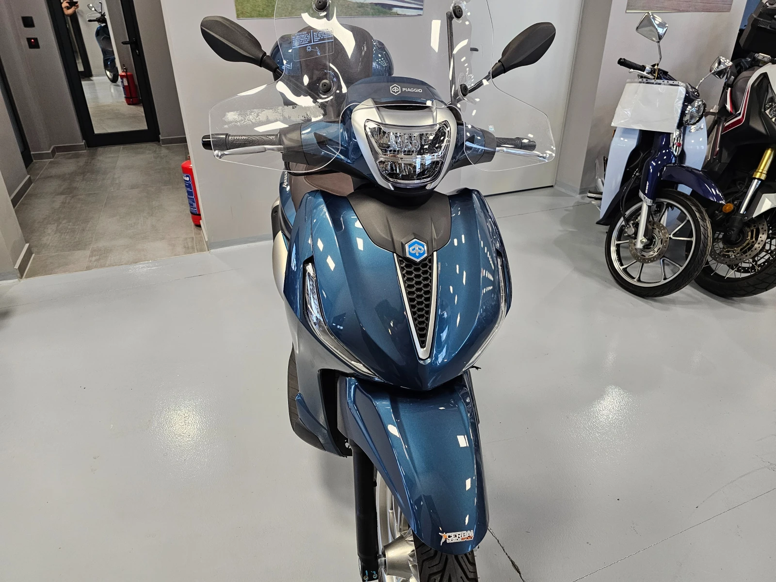 Piaggio Beverly 300 HPE, ABS-ASR, 2024г.-3836км.! - изображение 7