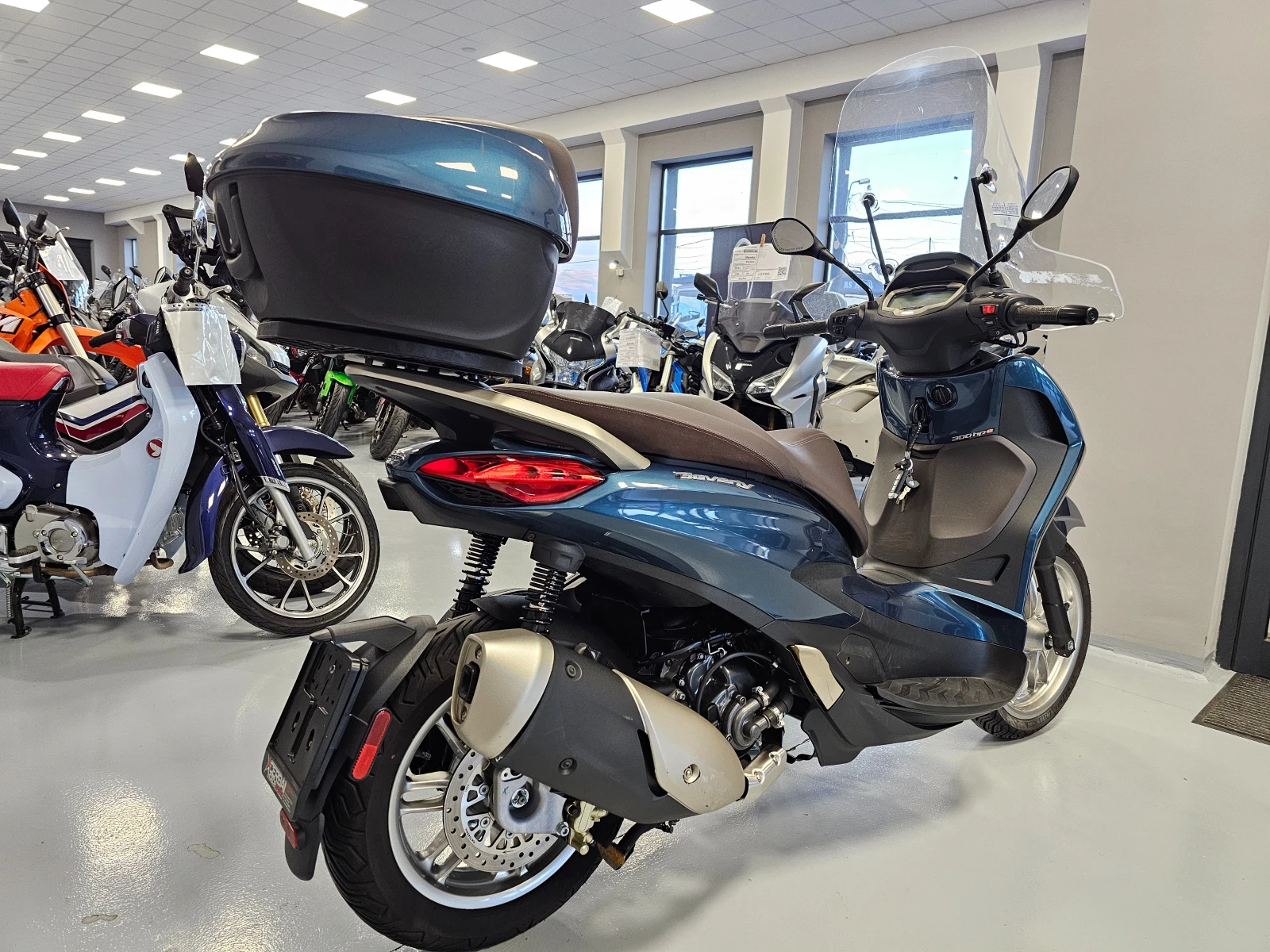 Piaggio Beverly 300 HPE, ABS-ASR, 2024г.-3836км.! - изображение 3