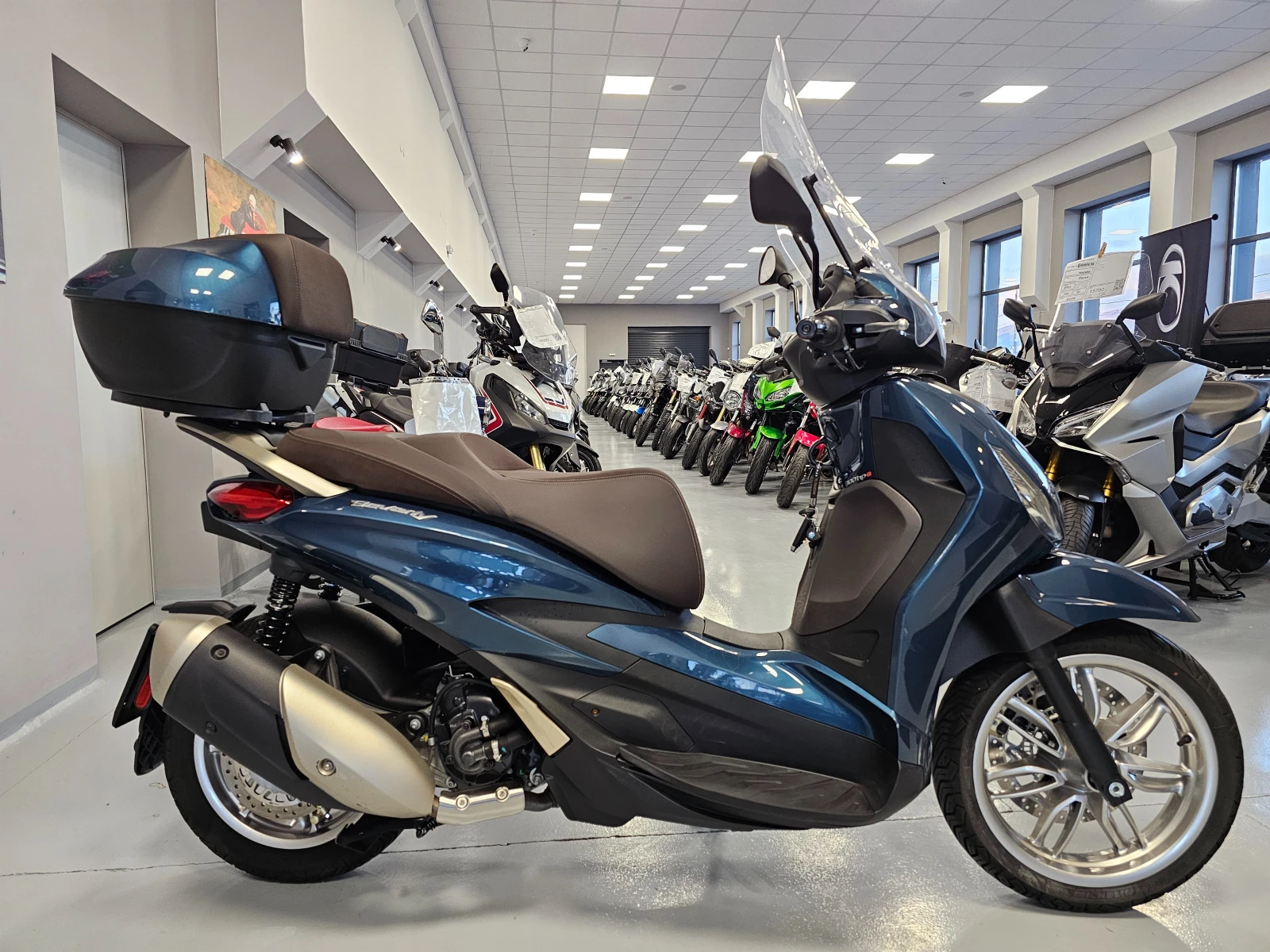 Piaggio Beverly 300 HPE, ABS-ASR, 2024г.-3836км.! - изображение 2