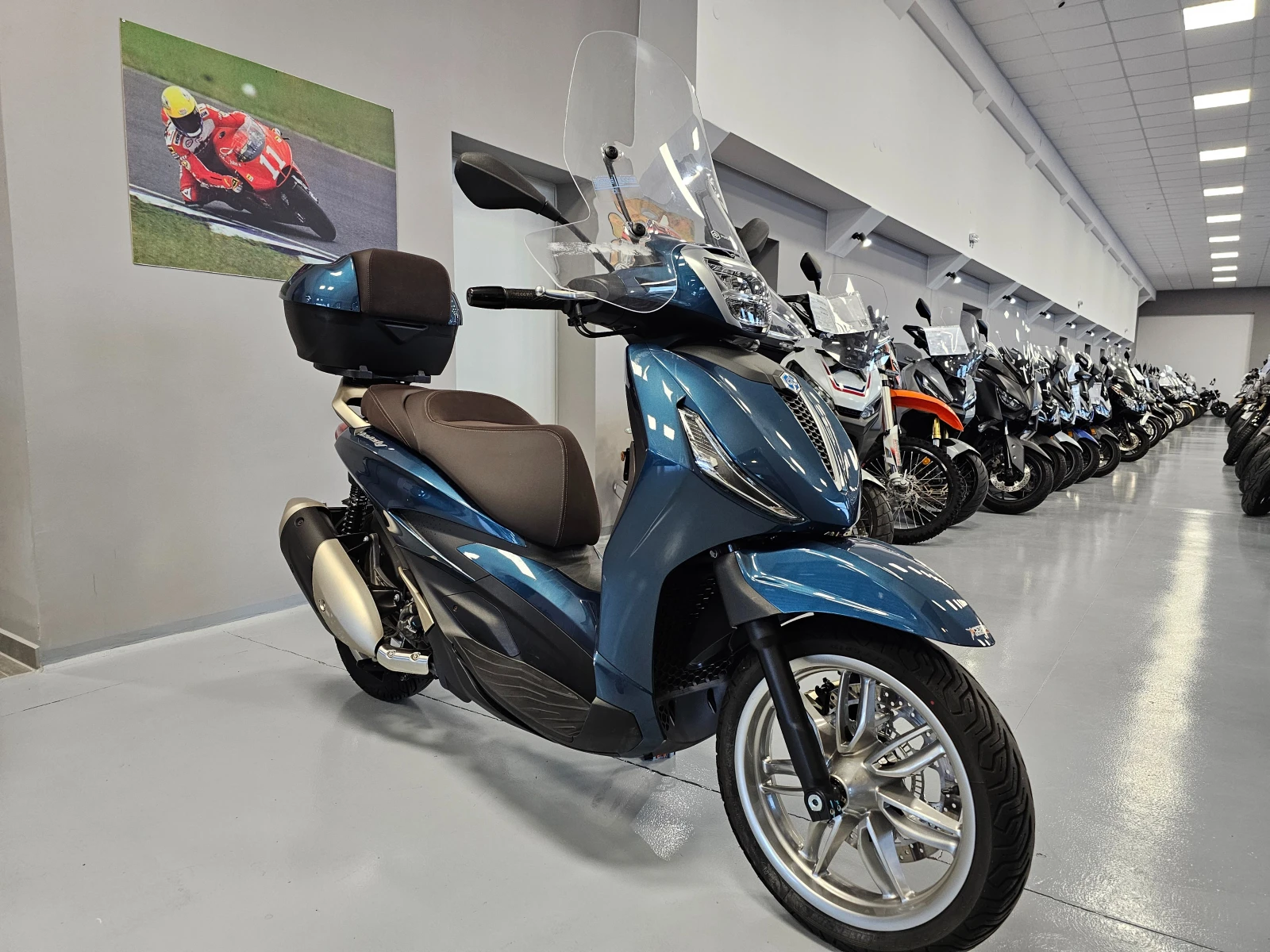 Piaggio Beverly 300 HPE, ABS-ASR, 2024г.-3836км.! - изображение 6