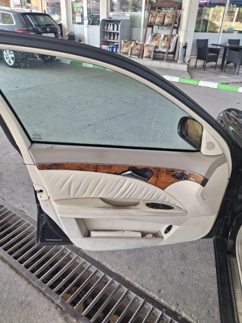 Mercedes-Benz E 240 Elegance, снимка 8 - Автомобили и джипове - 51147953