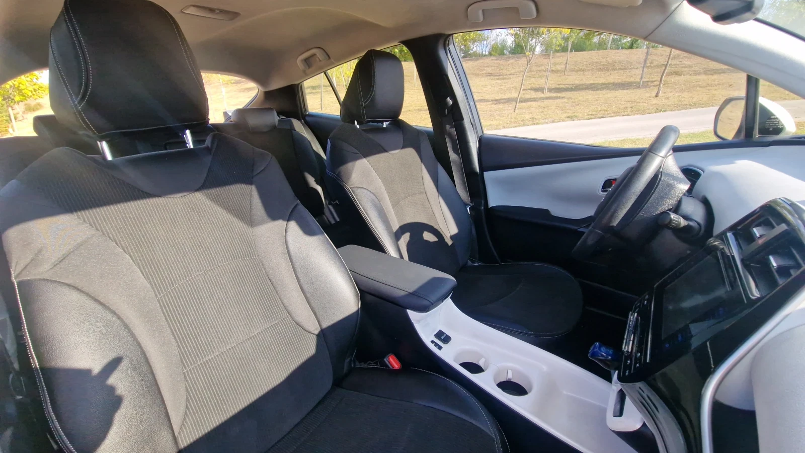 Toyota Prius 1.8  140кс - изображение 7