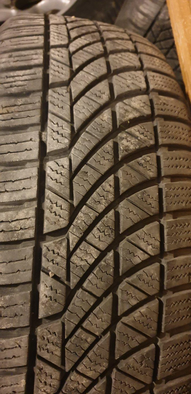 Гуми Зимни 225/65R17, снимка 1 - Гуми и джанти - 30882312