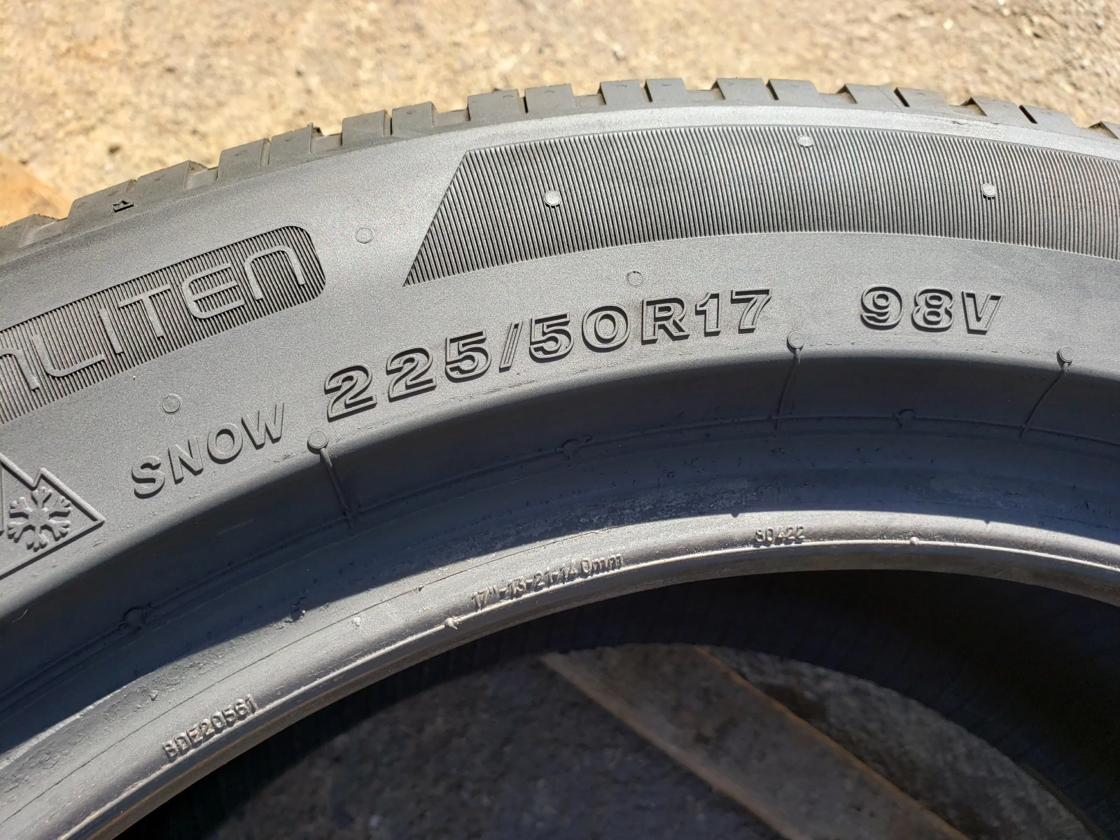 Гуми Зимни 225/50R17, снимка 6 - Гуми и джанти - 56357779