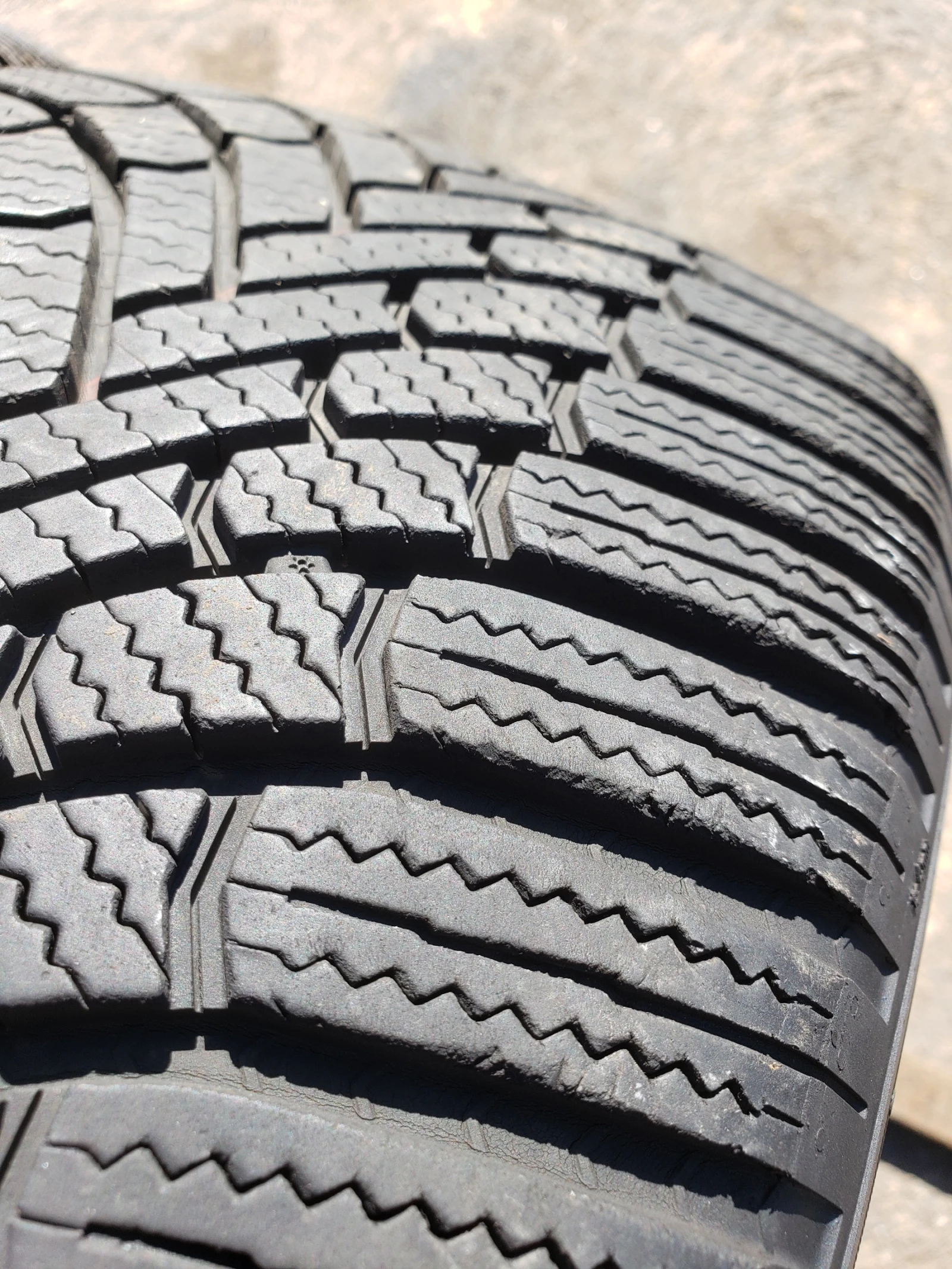 Гуми Зимни 225/50R17, снимка 2 - Гуми и джанти - 56357779