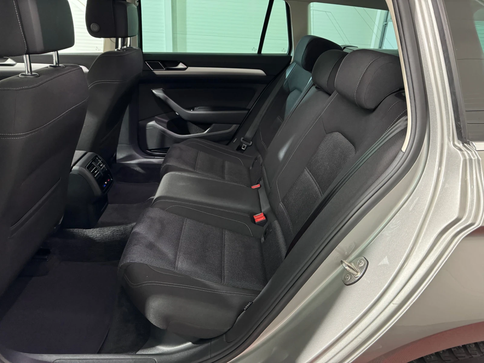 VW Passat 8 VARIANT 2.0 TDI 150 h.p. - Distronic/ Keyless, снимка 16 - Автомобили и джипове - 53870907