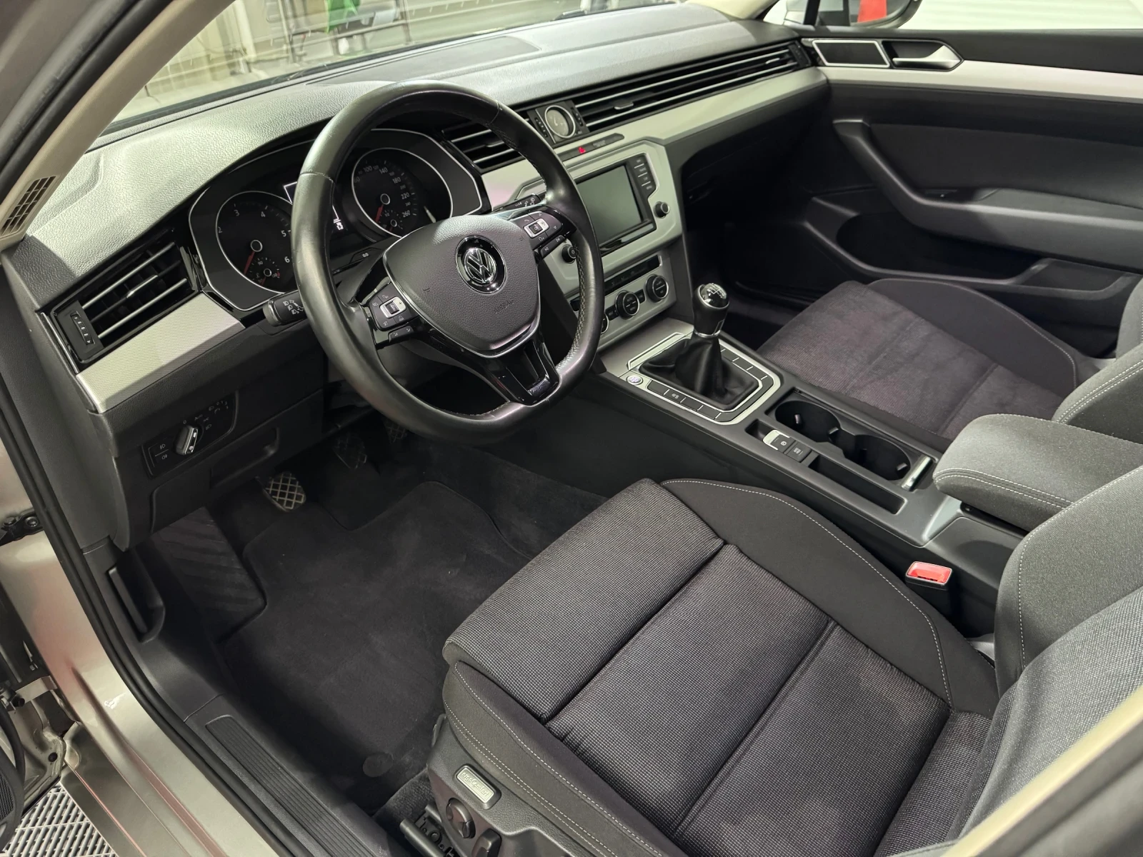 VW Passat 8 VARIANT 2.0 TDI 150 h.p. - Distronic/ Keyless, снимка 8 - Автомобили и джипове - 53870907