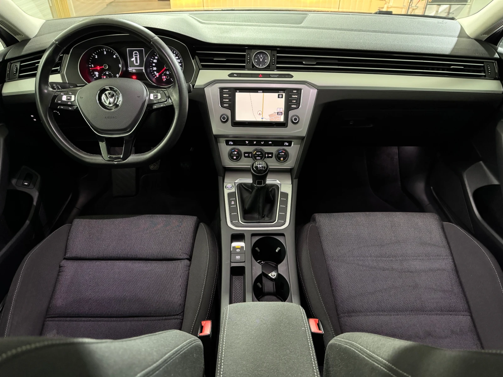 VW Passat 8 VARIANT 2.0 TDI 150 h.p. - Distronic/ Keyless, снимка 9 - Автомобили и джипове - 53870907