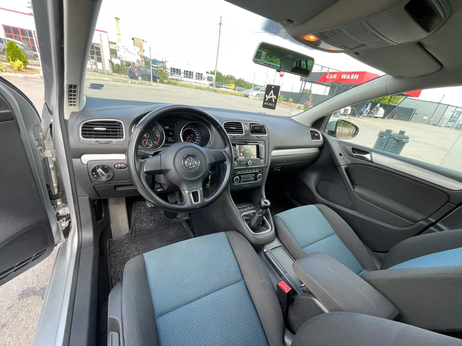 VW Golf 1.6 TDI, снимка 15 - Автомобили и джипове - 55151731