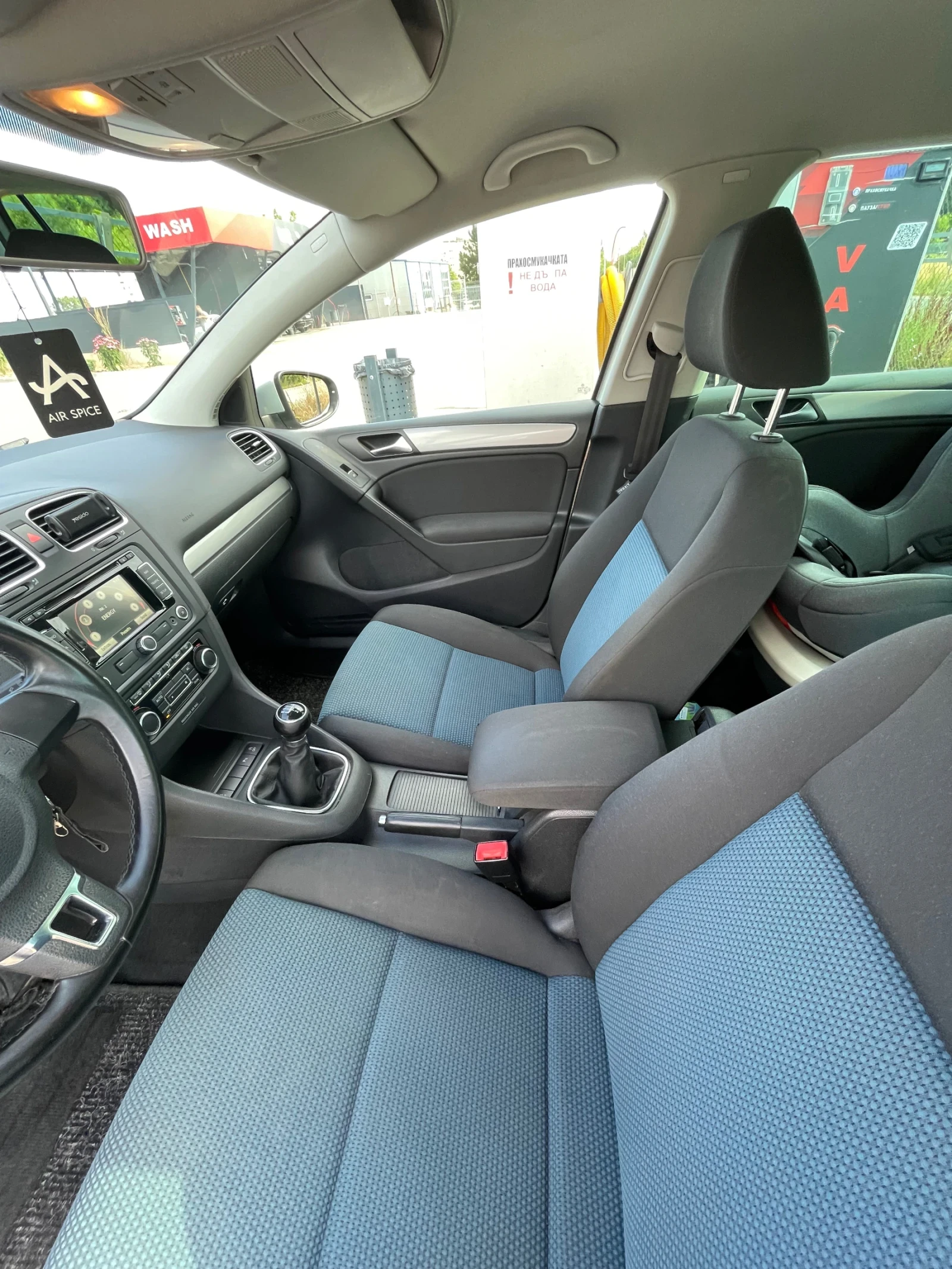 VW Golf 1.6 TDI, снимка 10 - Автомобили и джипове - 55151731