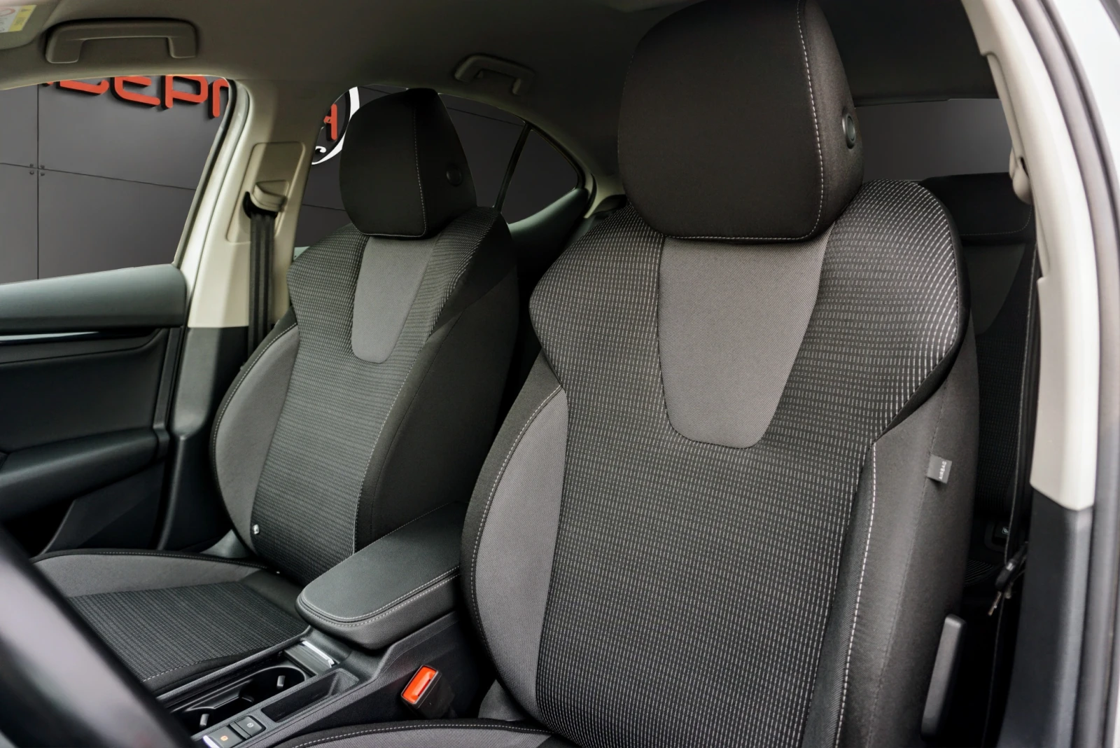 Skoda Octavia 2.0TDI AMBITION, снимка 6 - Автомобили и джипове - 56465087