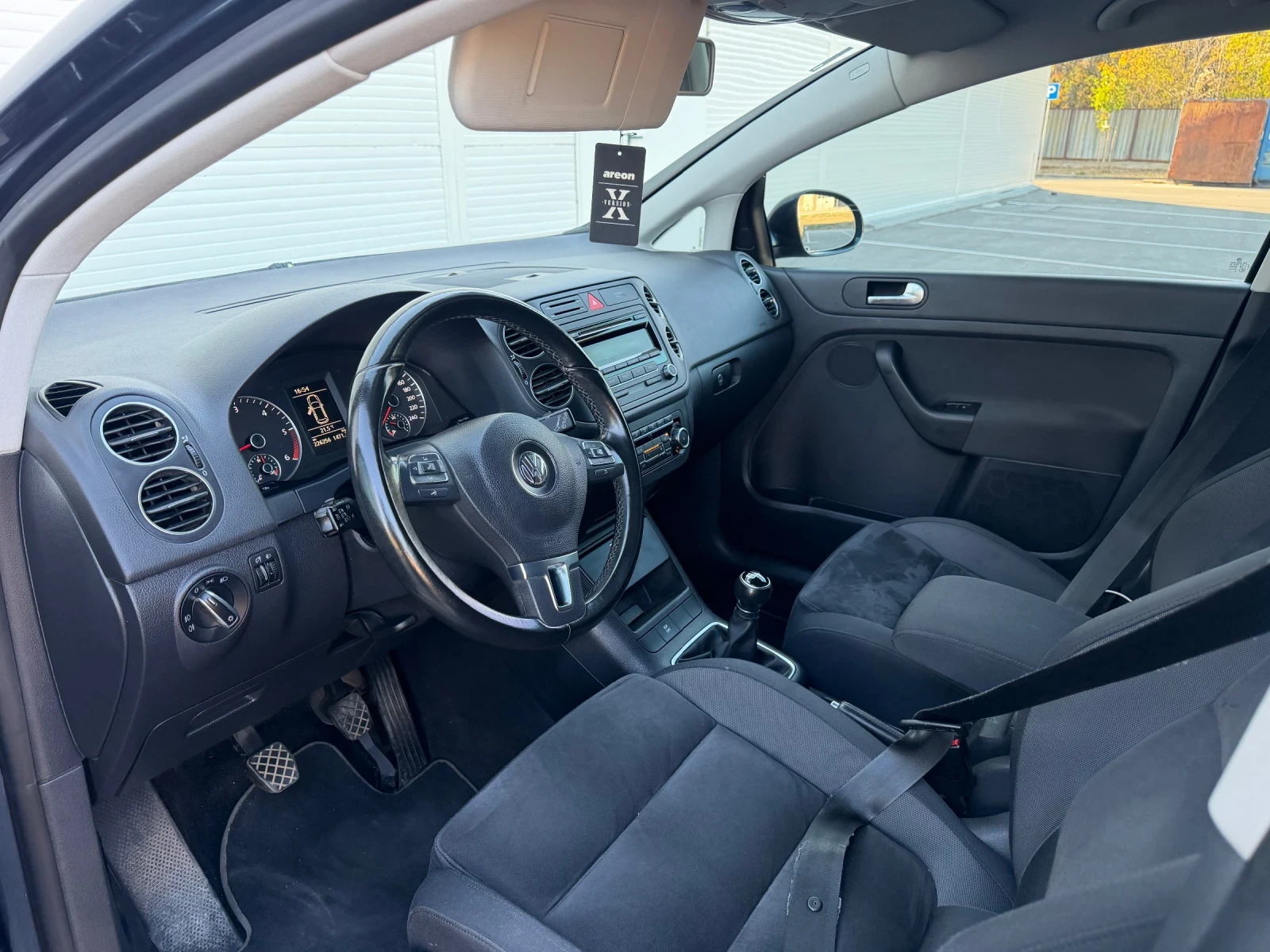 VW Golf Plus 1.6Tdi, снимка 9 - Автомобили и джипове - 56570531