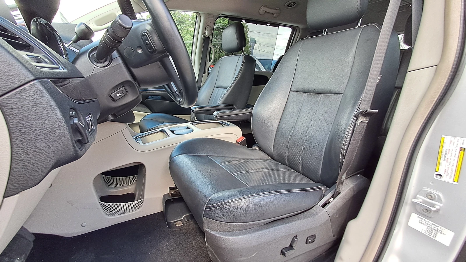 Chrysler Voyager FULL РЕАЛ КМ 7-МЕСТА ИЗКЛЮЧИТЕЛЕН СЕРВИ КНИЖ УНИКТ, снимка 7 - Автомобили и джипове - 54520424