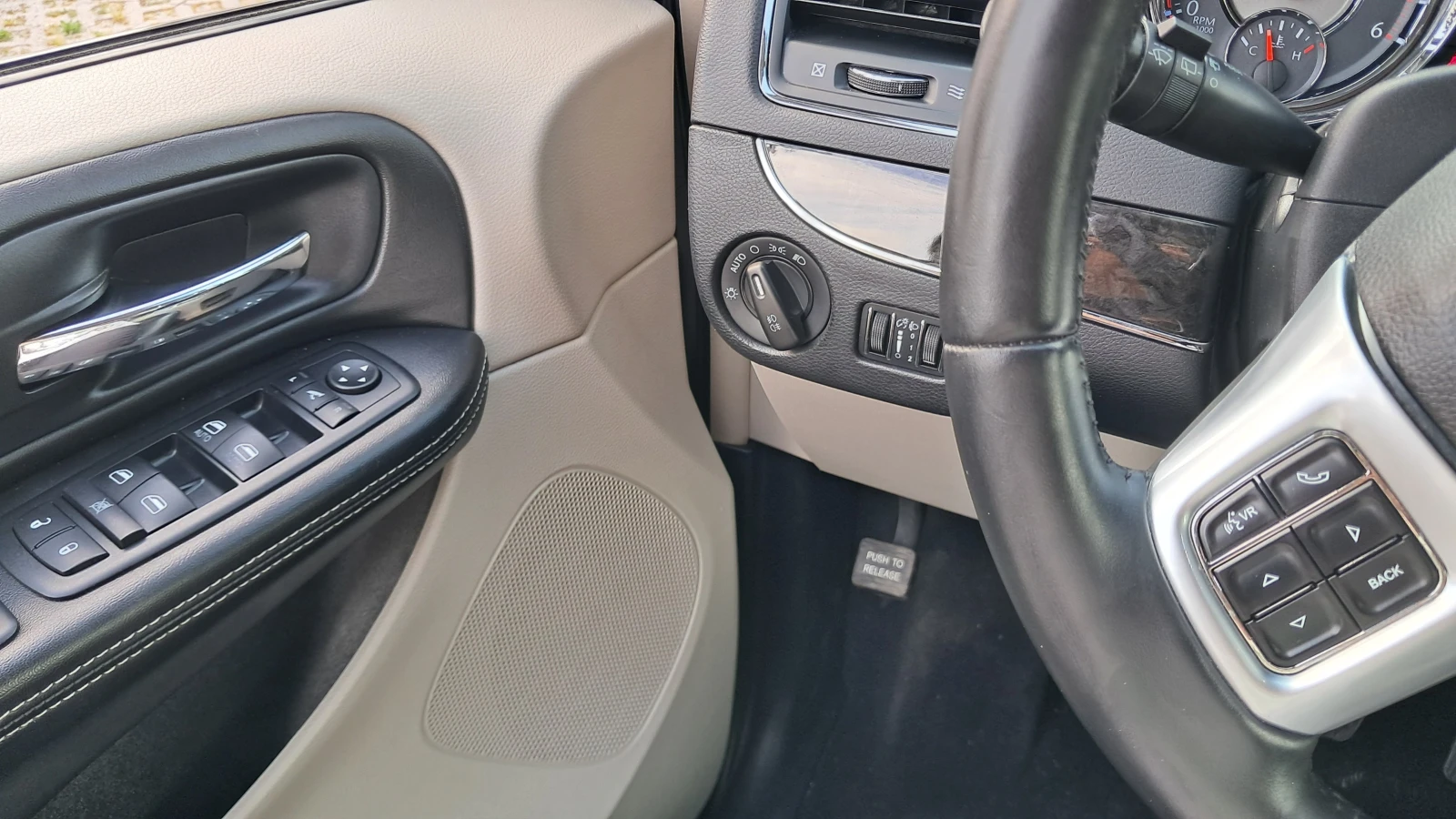 Chrysler Voyager FULL РЕАЛ КМ 7-МЕСТА ИЗКЛЮЧИТЕЛЕН СЕРВИ КНИЖ УНИКТ, снимка 11 - Автомобили и джипове - 54520424