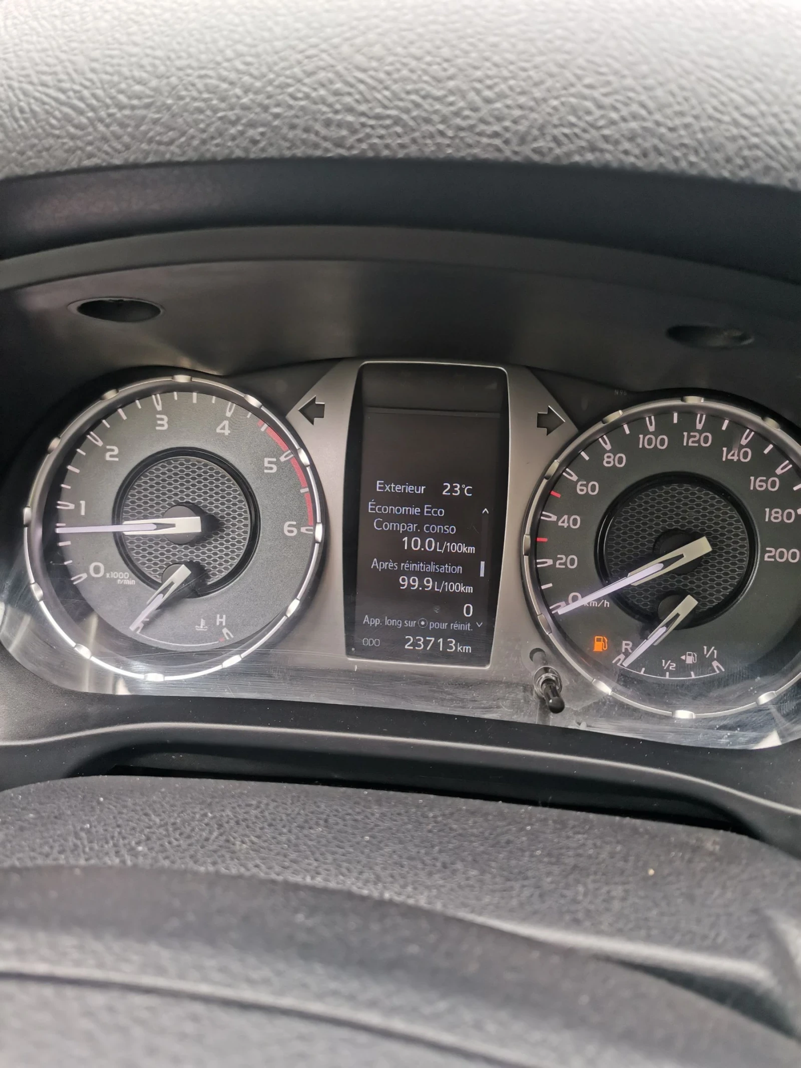Toyota Hilux Swiss CH 4x4, снимка 9 - Автомобили и джипове - 54645351