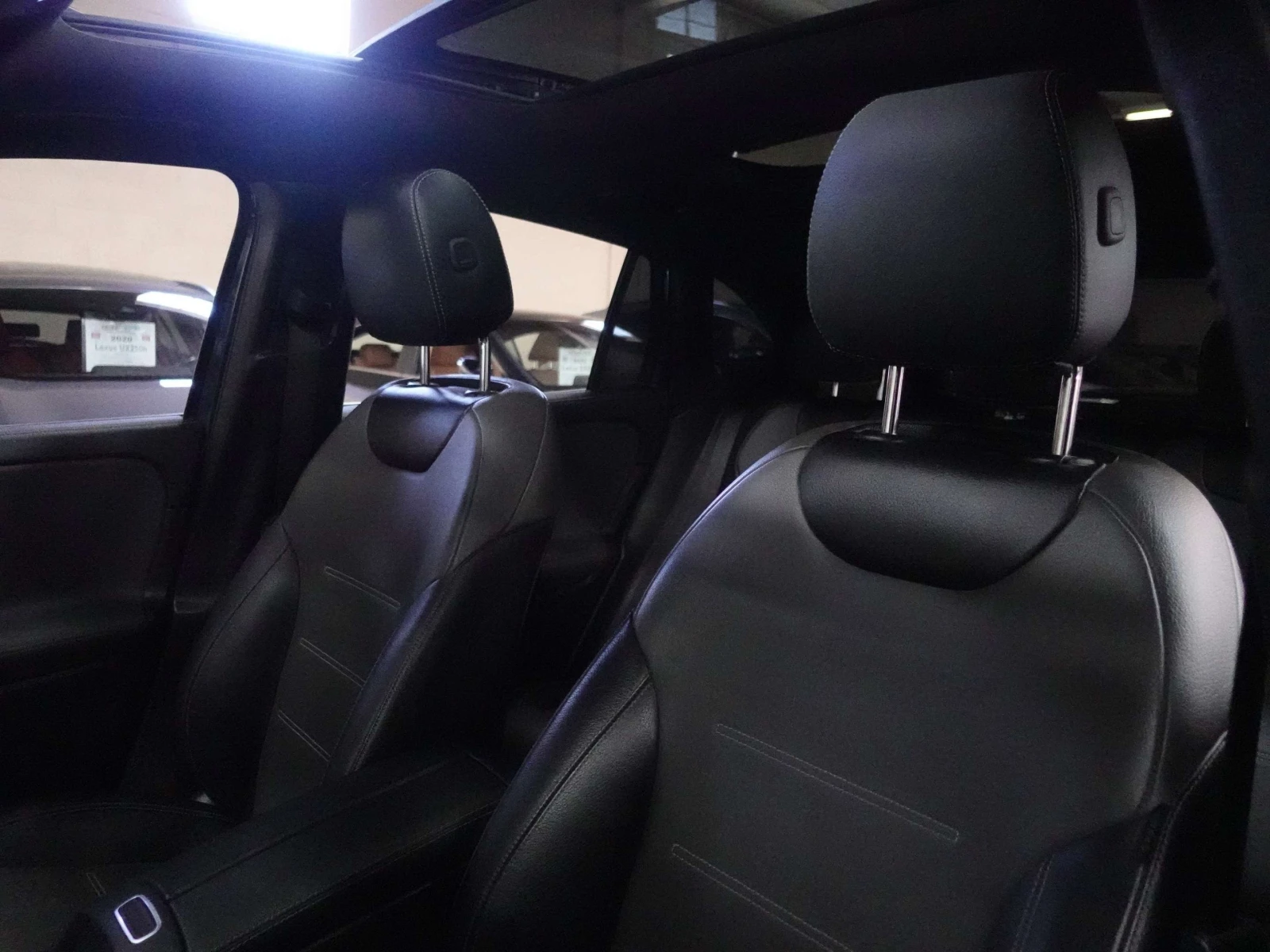 Mercedes-Benz GLA 35 AMG| ПОДГРЕВИ| ПАМЕТ| АМБИЕНТ| 360| , снимка 11 - Автомобили и джипове - 55849457