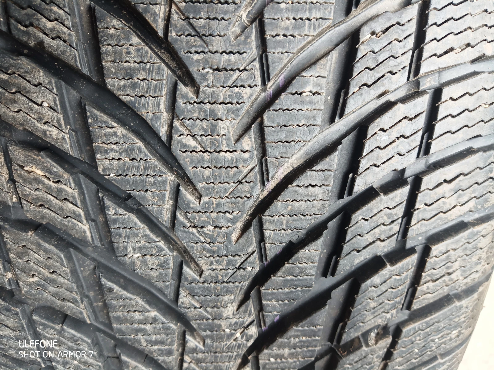 Гуми Зимни 245/40R20, снимка 4 - Гуми и джанти - 54008288