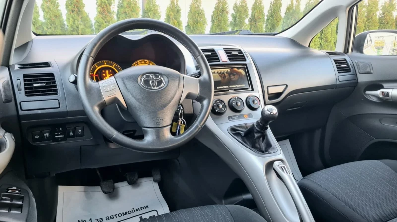 Toyota Auris 1.4 D4D 90 Navi, снимка 13 - Автомобили и джипове - 48083722