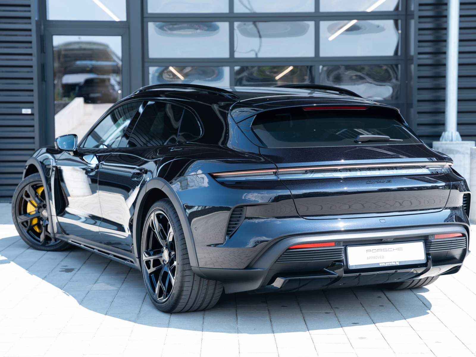 Porsche Taycan Turbo S Cross Turismo - изображение 2