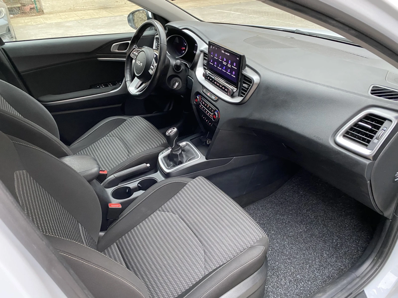 Kia Ceed 1.5 T-GDI/ Top/SW/ ГАРАНЦИЯ ДО 12/2029г , снимка 11 - Автомобили и джипове - 53407224