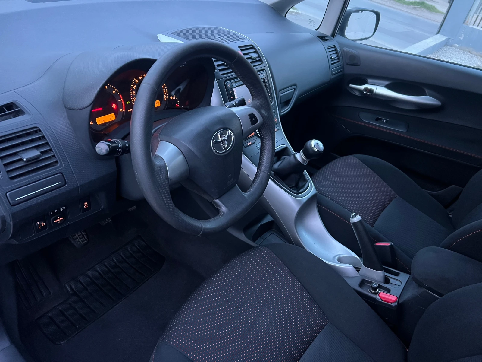 Toyota Auris 1.6-FULL, снимка 11 - Автомобили и джипове - 53878392