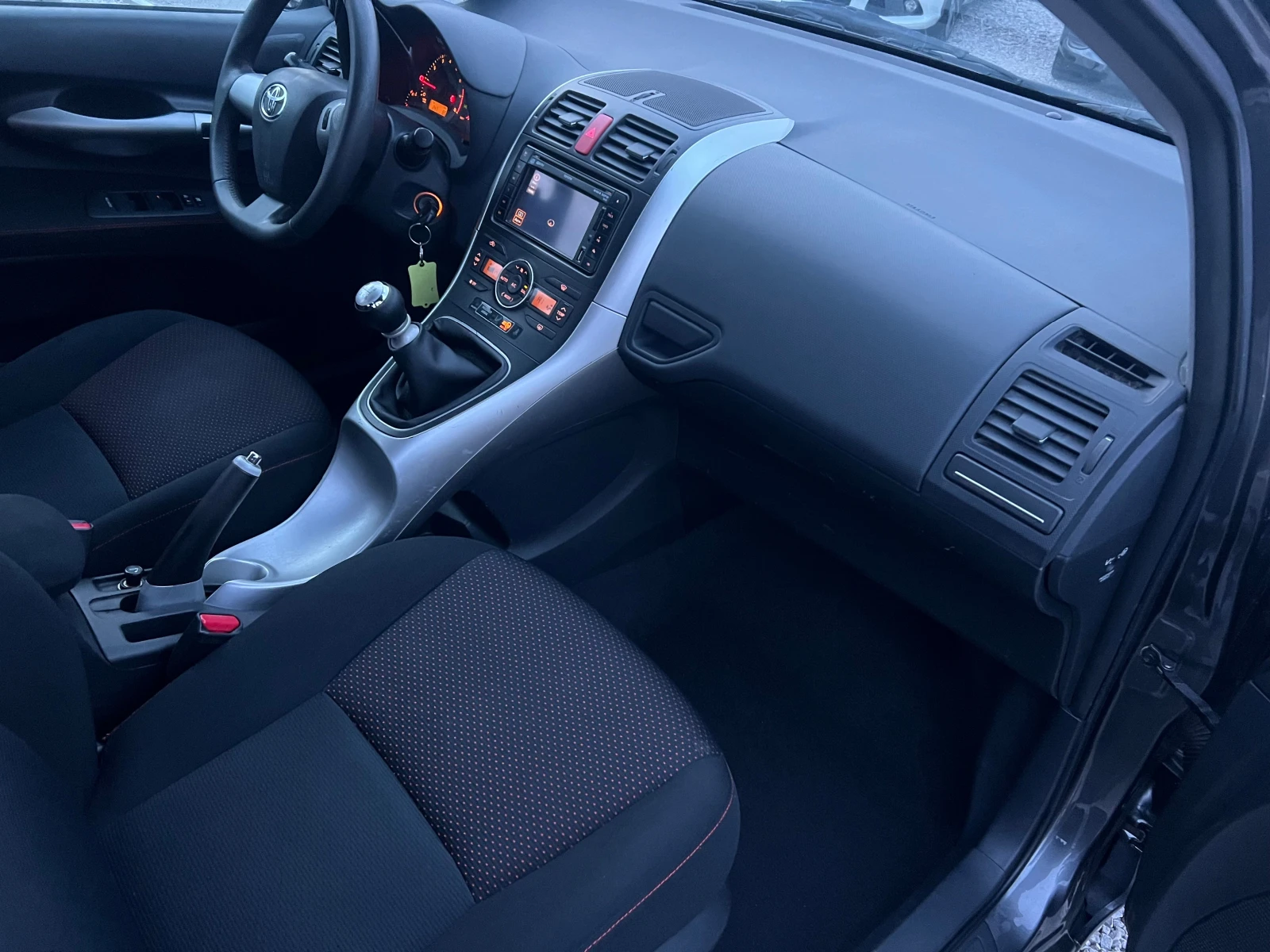 Toyota Auris 1.6-FULL, снимка 13 - Автомобили и джипове - 53878392