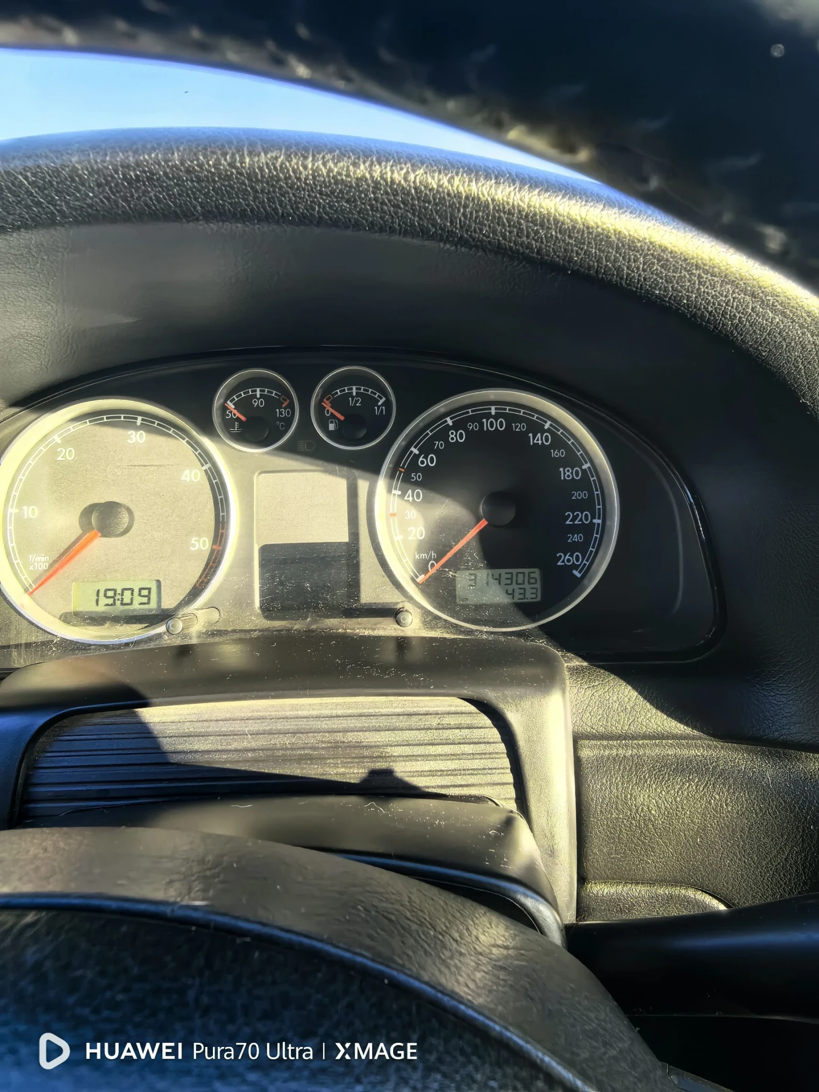 VW Passat 1.9 TDI Автомат, снимка 16 - Автомобили и джипове - 54663049