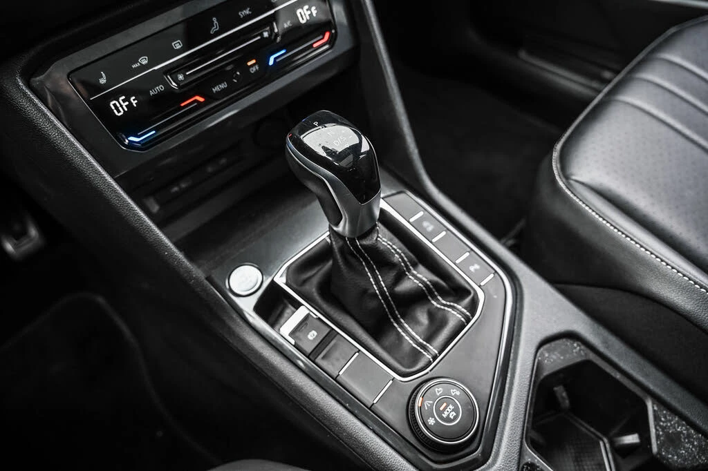 VW Tiguan * COMFORTLINE* R-LINE* BLACK* 4MOTION, снимка 11 - Автомобили и джипове - 53811182