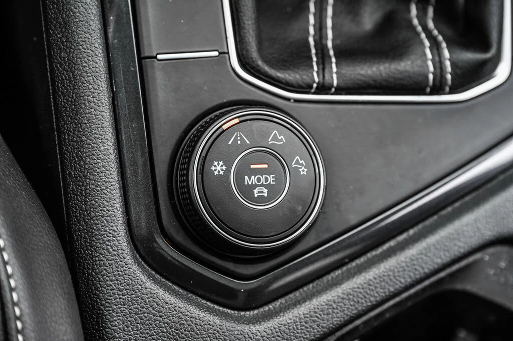 VW Tiguan * COMFORTLINE* R-LINE* BLACK* 4MOTION, снимка 14 - Автомобили и джипове - 53811182