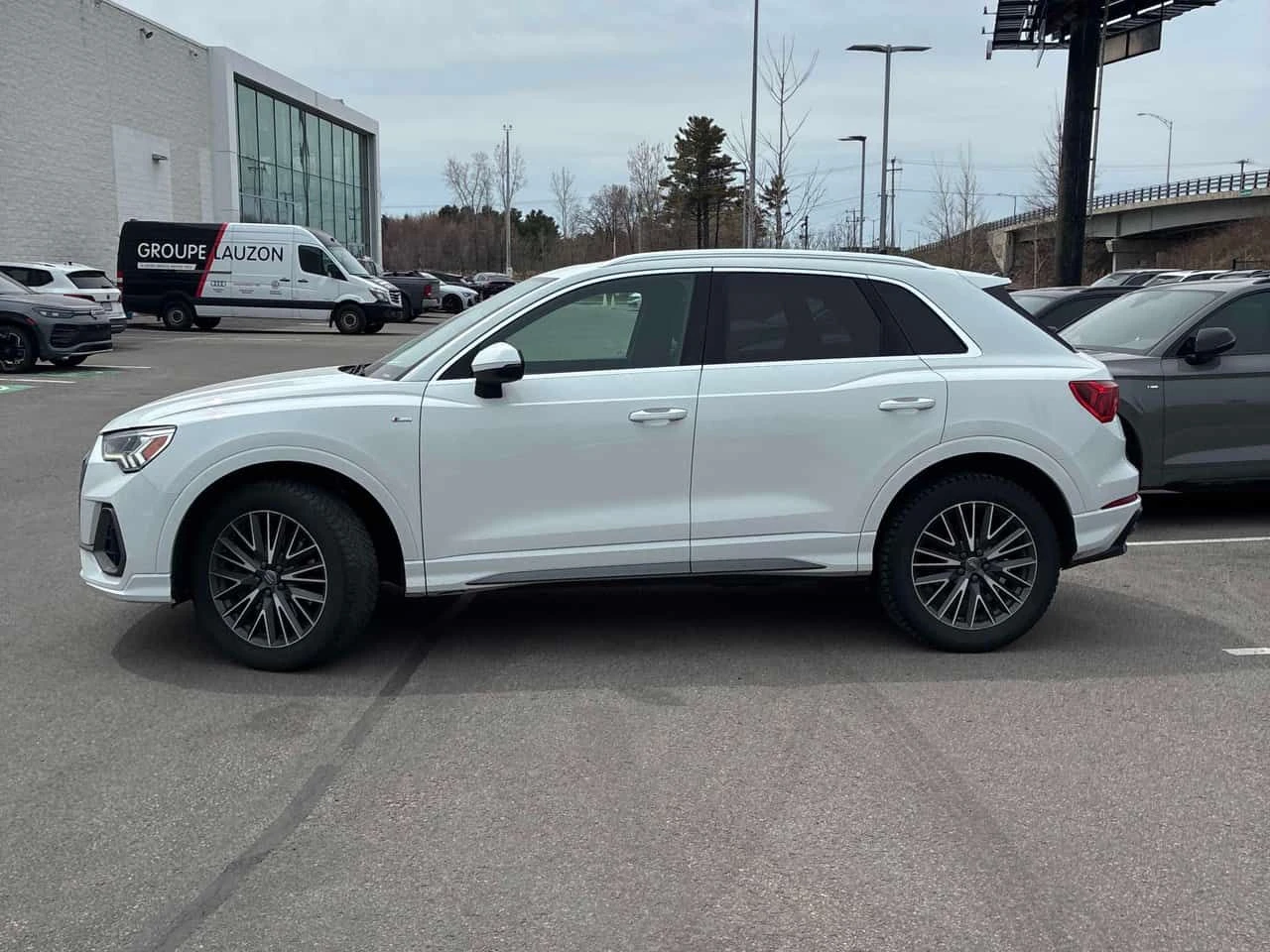 Audi Q3 * Progressiv * CARFAX * ЦЕНА ДО БГ, снимка 2 - Автомобили и джипове - 54385096