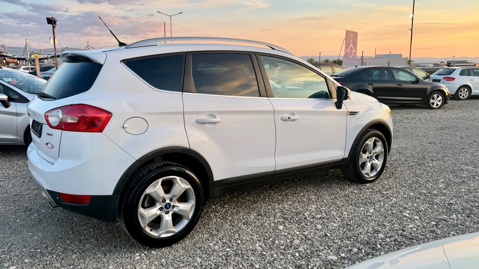 Ford Kuga 2.0TDCI 163kc * 4x4 * ПАНОРАМА * TITANIUM, снимка 4 - Автомобили и джипове - 54417500