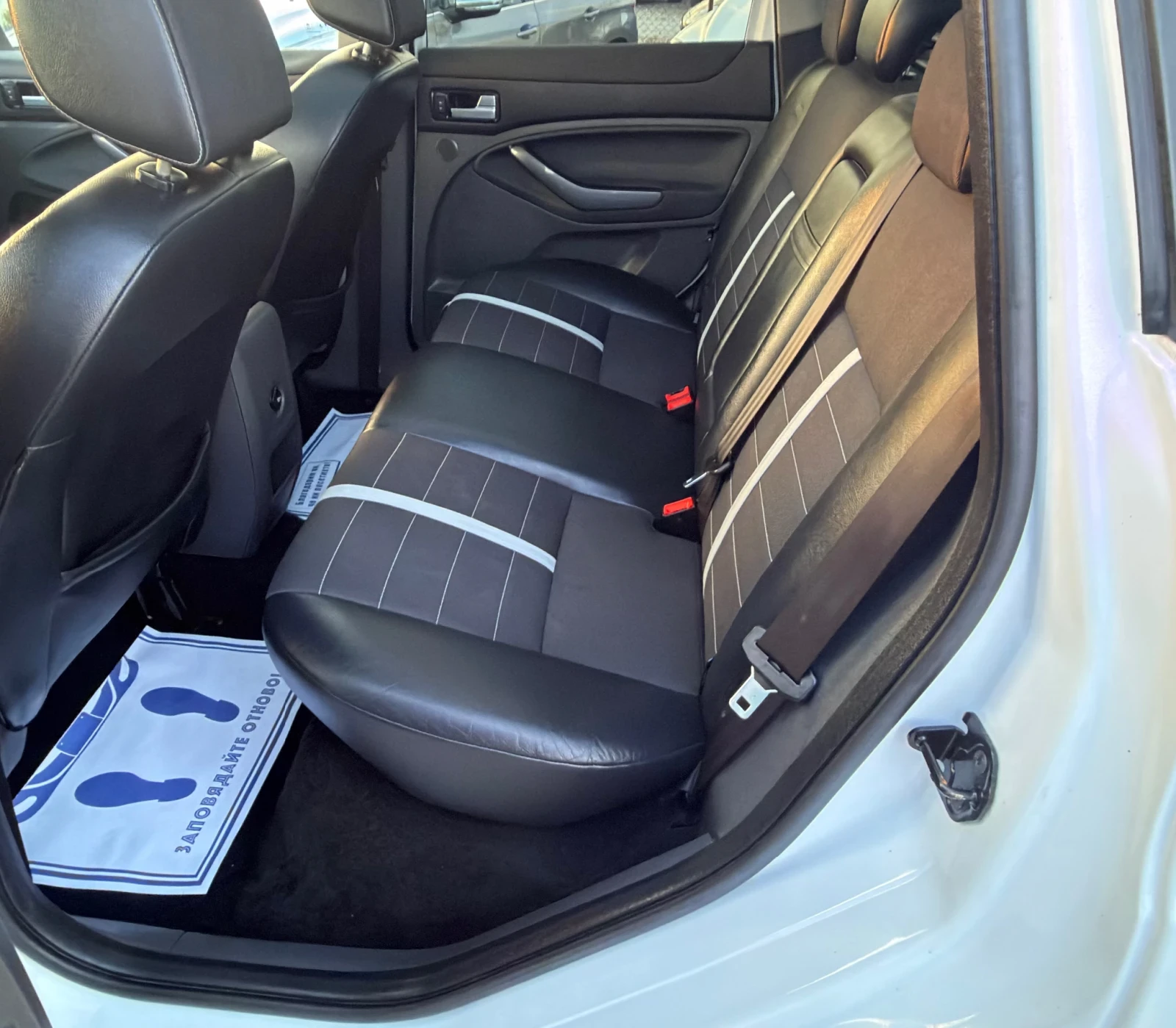 Ford Kuga 2.0TDCI 163kc * 4x4 * ПАНОРАМА * TITANIUM, снимка 8 - Автомобили и джипове - 54417500