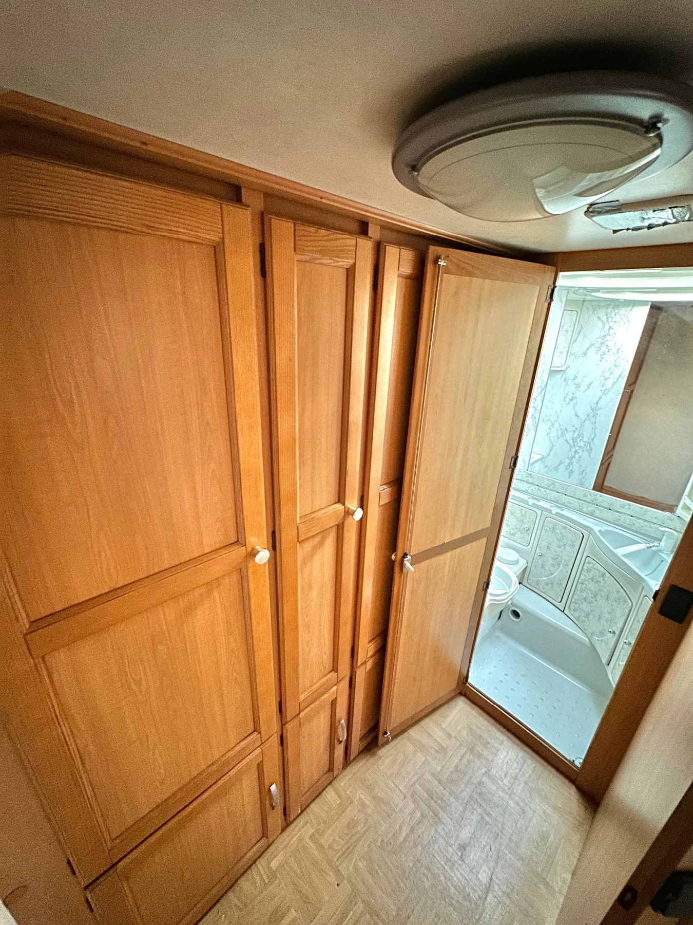 Каравана LMC 710 / НОВ ВНОС / РЕГИСТРИРАНА / БАНЯ И ТОАЛЕТНА , снимка 13 - Каравани и кемпери - 53750510