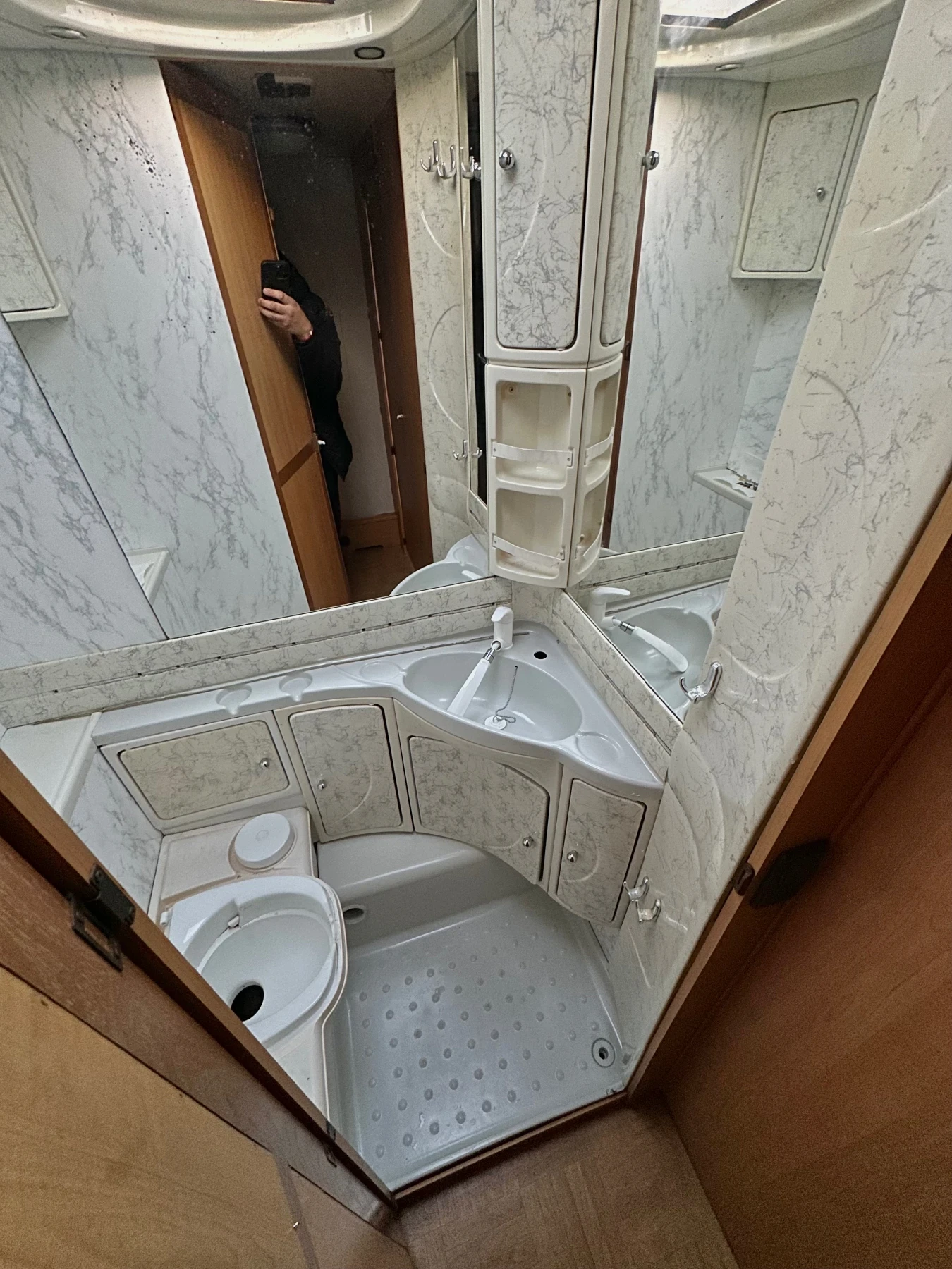 Каравана LMC 710 / НОВ ВНОС / РЕГИСТРИРАНА / БАНЯ И ТОАЛЕТНА , снимка 14 - Каравани и кемпери - 53750510