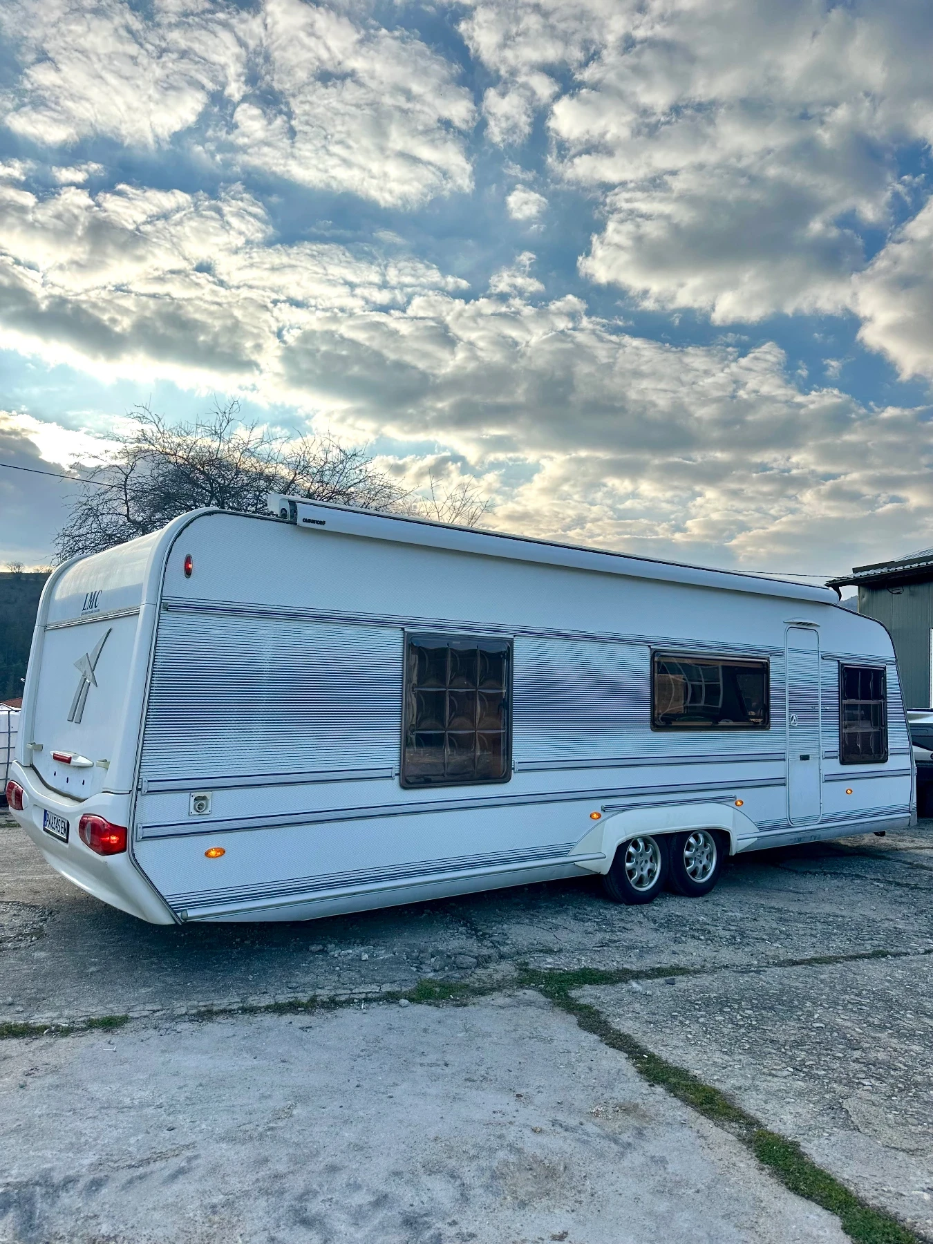 Каравана LMC 710 / НОВ ВНОС / РЕГИСТРИРАНА / БАНЯ И ТОАЛЕТНА , снимка 3 - Каравани и кемпери - 53750510