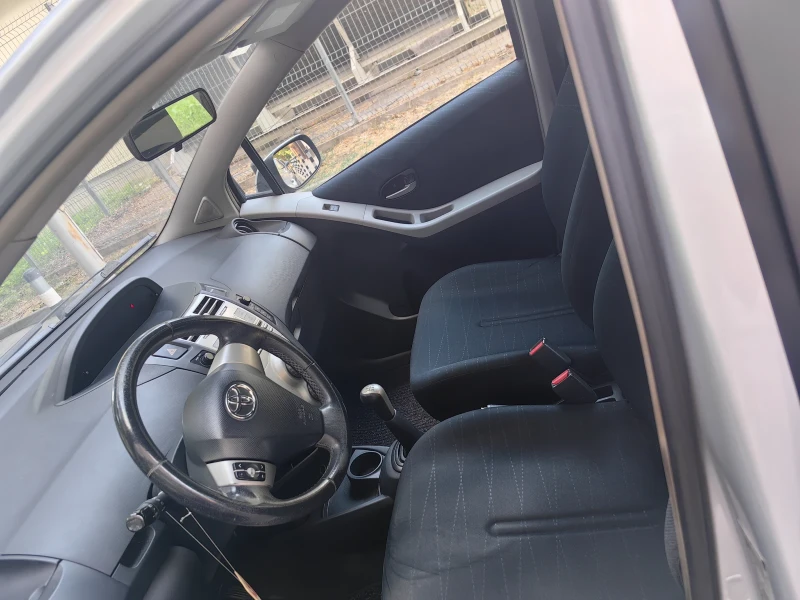 Toyota Yaris 1.3 , снимка 11 - Автомобили и джипове - 52648370