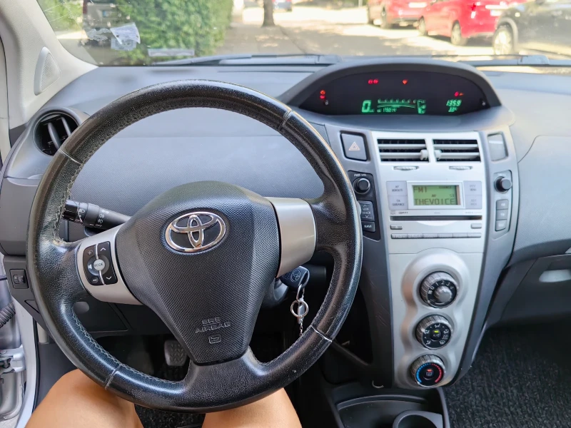 Toyota Yaris 1.3 , снимка 8 - Автомобили и джипове - 52648370