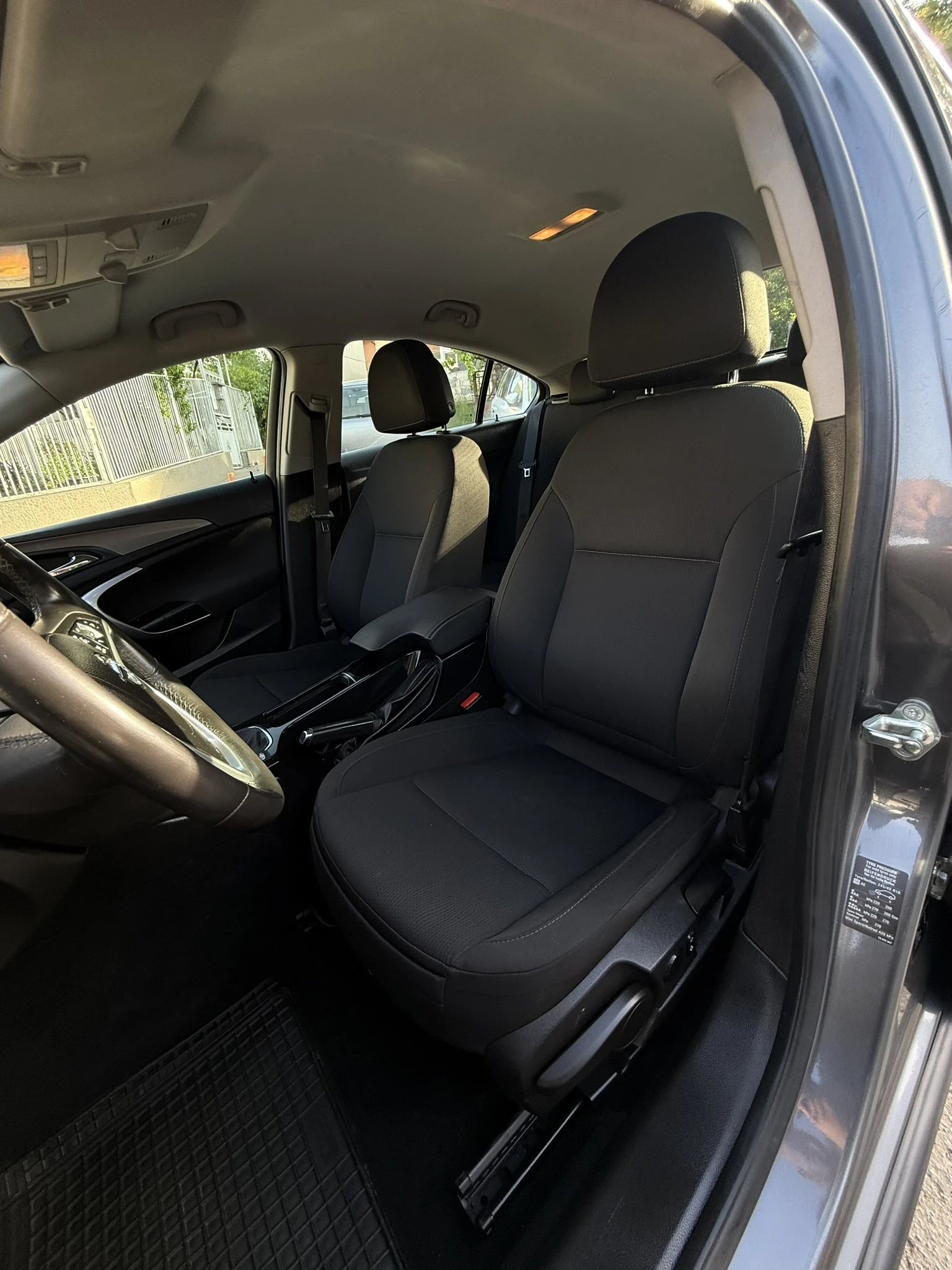 Opel Insignia 1.8 Газ/Бензин, снимка 12 - Автомобили и джипове - 55039196