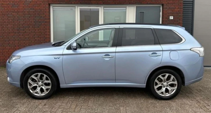 Mitsubishi Outlander Plug-in Hybrid , снимка 3 - Автомобили и джипове - 53432859