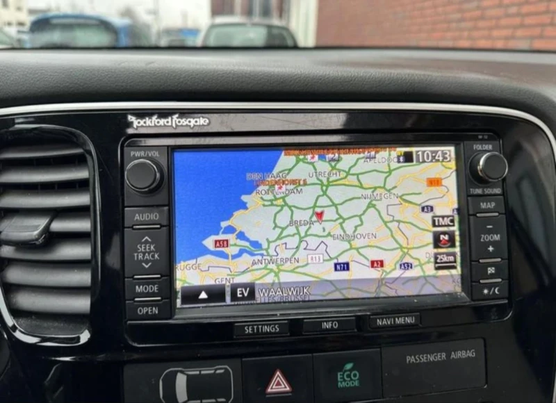 Mitsubishi Outlander Plug-in Hybrid , снимка 13 - Автомобили и джипове - 53432859