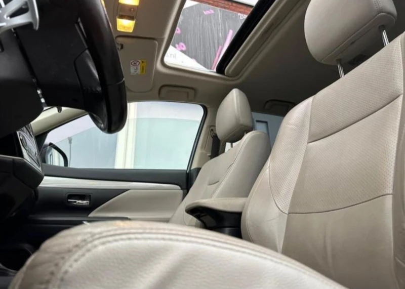 Mitsubishi Outlander Plug-in Hybrid , снимка 15 - Автомобили и джипове - 53432859