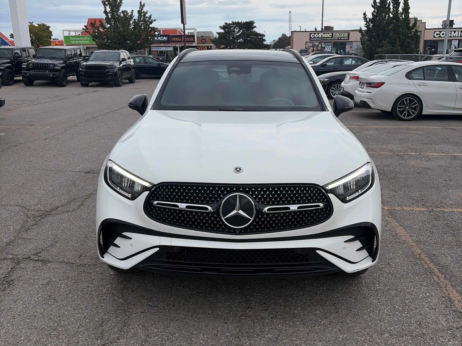 Mercedes-Benz GLC 300 4MATIC | CARFAX | АВТОКРЕДИТ БЕЗ ПЪРВОНАЧАЛНА, снимка 2 - Автомобили и джипове - 56060359