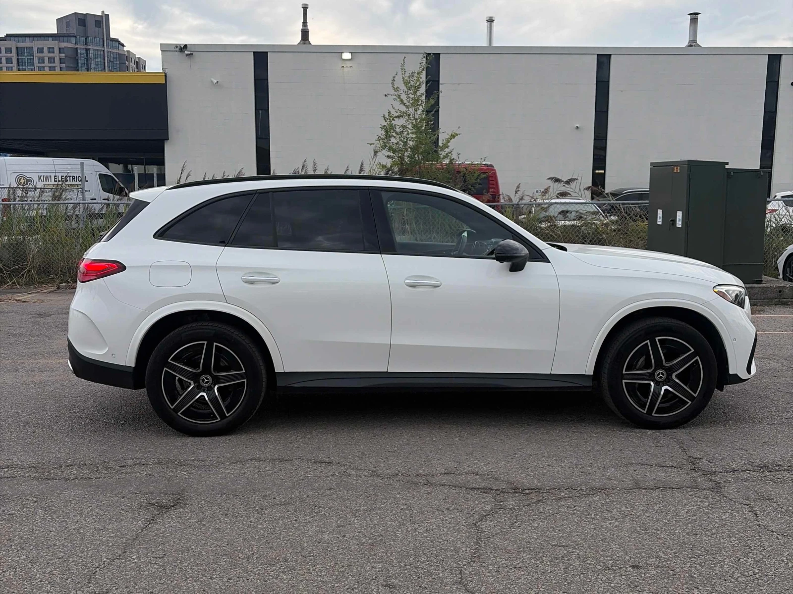 Mercedes-Benz GLC 300 4MATIC | CARFAX | АВТОКРЕДИТ БЕЗ ПЪРВОНАЧАЛНА, снимка 4 - Автомобили и джипове - 56060359