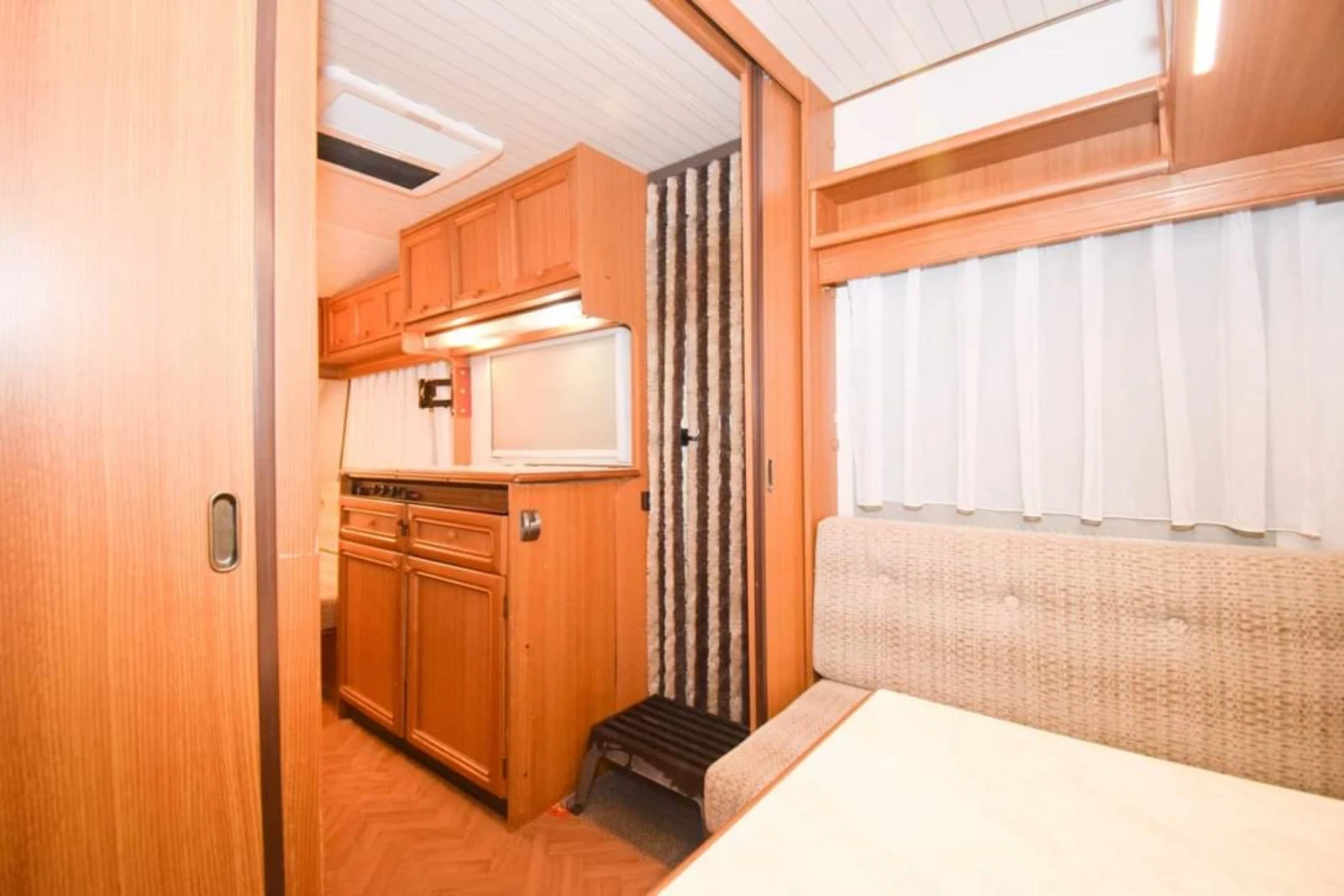 Каравана Hobby De luxe 450, снимка 15 - Каравани и кемпери - 53826093