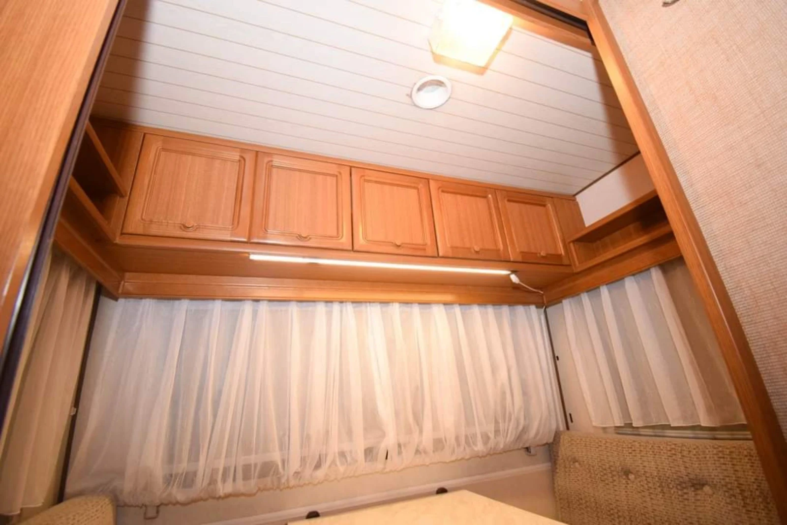 Каравана Hobby De luxe 450, снимка 12 - Каравани и кемпери - 53826093