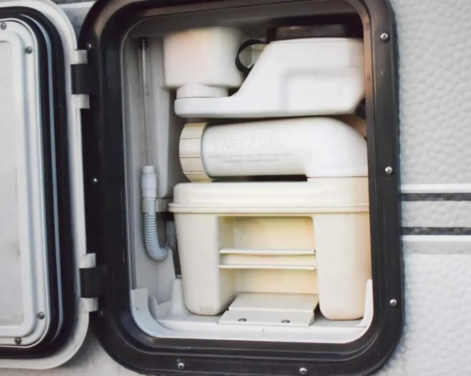 Каравана Hobby De luxe 450, снимка 8 - Каравани и кемпери - 53826093